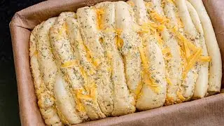 DELICIOUS Cheesy Garlic Pull Apart Bread