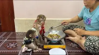 3 Siblings Sit Very Mannerly Waiting Mom To Cook Roasted Bean For Them To Eat Very Yummy!!