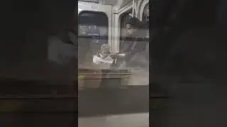 Грустит пустая станция метро 
