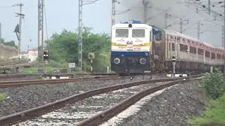 09523 ओखा-दिल्ली सराई रोहिल्ला एक्सप्रेस डीजल इंजन के साथ बिलेश्वर स्टेशन को पार करती हुई