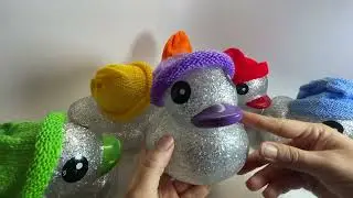 Большие зимние резиновые утки серебристого цвета с вязаными шапками