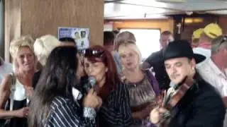 Henny Thijssen  met  zus Wilma