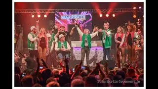 Down met Johnny en de dj's van de Up & Down Discoshow.
