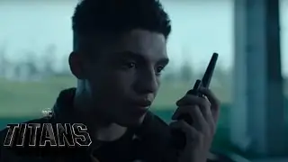 Titans 3x13- Dick, Jason, Gar e Tim invadindo as empresas Wayne. #Tit&atilde;s #Cenas