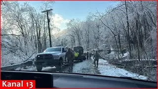 Члены Национальной гвардии штата Теннесси помогают убирать обломки после ледяного шторма в Нэшвилле.