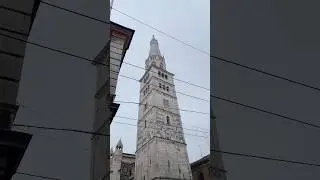 Le campane della Ghirlndina suonano per la Santa Messa domenicale