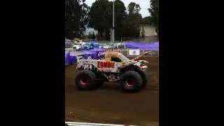 Monster Jam Salinas 2015 Final Race Zombie vs Titan