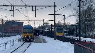 een DDZ+ een FLIRT die vertrekken van het station met sneeuw-Dutch trains in the snow