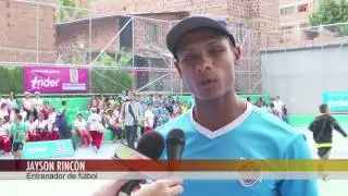 La comunidad del barrio Aures de Robledo est&aacute;n felices con la cancha [Noticias] - Telemedell&iacute;n