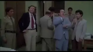 De Simone mi d&agrave; fastidio quando mi tocchi!!(Fracchia la Belva Umana 1981)
