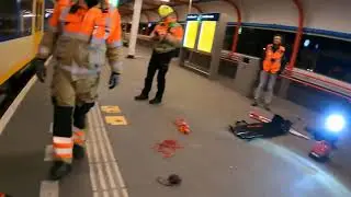 Trein met een kapotte stroomafnemer op station Almere #incidentenbestrijders #19