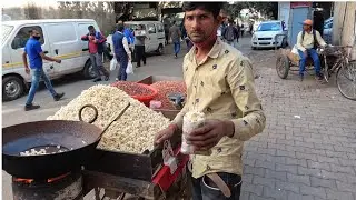 Hardworking Street Vendor selling Popcorn | Popcorn made in Hot Salt | Indian Street Food
