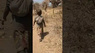 experience of the bush for children of the Hadzabe tribe#nature #experience #hadzabetribe #bushlife