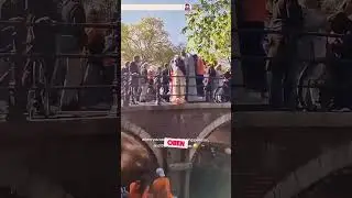 Amsterdam: Pissoirs duschen Touristen vom Boot.
