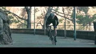 Jaguar XFR-S Sportbrake challenges Team Sky cyclist: 