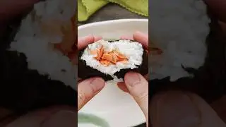 🍙 Mom's Secret to Perfect Salmon Onigiri #onigiri #riceballs #riceball