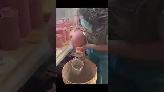 Liner glazing a vase #potter #ceramic #glazing #glazingpottery #glazedpottery #glazingtechnique #art