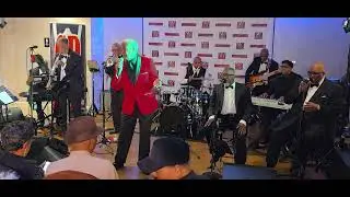 Рассел Томпкинс-младший в сопровождении группы The Unit Band исполняет песню 
