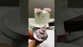 Finalizado decora&ccedil;&atilde;o bolo floral de chantilly #confeitaria #confeiteirainiciante #bolo #bolofloral