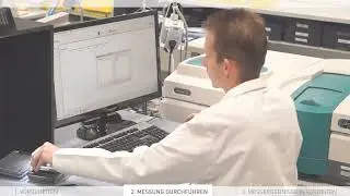Messung der photometrischen Genauigkeit mit Hellma Glasfiltern in einem Spektralfotometer
