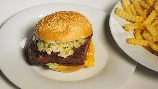 Rosins Restaurants | Rosins Rezept: Bavarian Leberk&auml;s-Burger | kabel eins