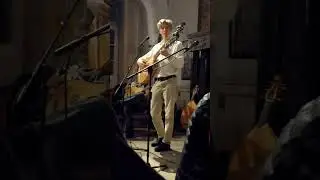 Юрій Фединський -українець із США. Музичні інструменти - торбан, бандура, кобза. Замок Freudenberger