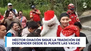 Bombero con 60 a&ntilde;os de carrera desciende de nuevo como Santa Claus para llevar alegr&iacute;a a ni&ntilde;ez