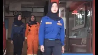Selain Cantik, Perempuan Tangguh ini Juga Pemadam Kebakaran