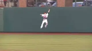 Columbus' Holt makes great catch at wall