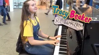 Tracy Beaker Returns Theme Song (Live version at St Pancras) | Elsie Miles