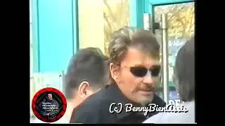 Johnny Hallyday   - Visite du magasin Triumph