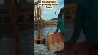 Tragedi Kapal di goncang ombak di Dermaga ‼️ Mobil Tenggelam air laut saat mau masuk #shorts