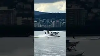 Seaplane Touchdown in Vancouver Harbour 🇨🇦 #vancouver