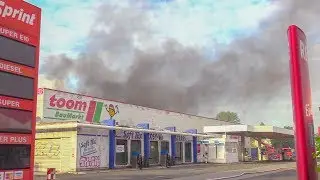 [AUSGEDEHNTER BRAND IN EINEM BAUMARKT] - Starke Rauchentwicklung | Großeinsatz Feuerwehr Düsseldorf