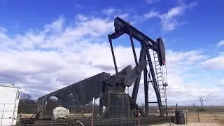 Gas price plunge threatens American oil towns