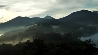 Lake Danau Buyan, North Bali. Озеро в горах на севере острова Бали.