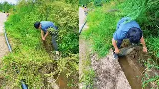 Kind-hearted people clear roadside drainage ditches blocked by weeds