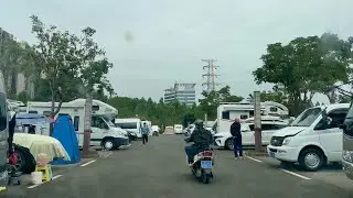密林裡藏著很多廢棄的房子，不知幹嘛的。公園邊都是睡車上過冬的房車床車