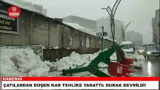 В Муше снег, падающий с крыши, снес автобусную остановку.
