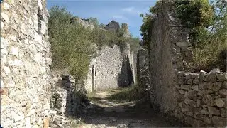 Les ruines du vieux village médiéval de Allan (Drôme - France)
