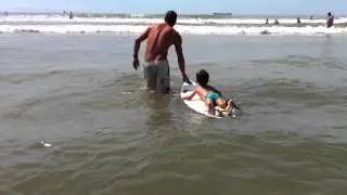 Henrique surfando