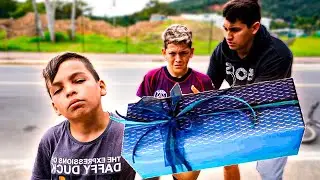 DEI UM PRESENTE PARA OS MOLEQUES E DEU TRETA
