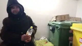 Bezdomny gra o przetrwanie