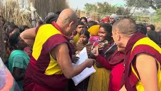 མི་གྲངས་༥༠༠ལྷག་གོས་སྦྱིན་གཏོང་བའི་བརྙན་།