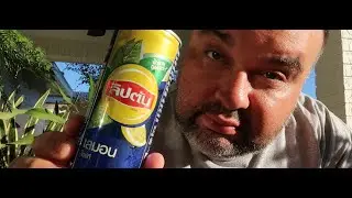 Американец 2025 года пробует лимонный чай Lipton из Таиланда: обзор напитка и дегустация