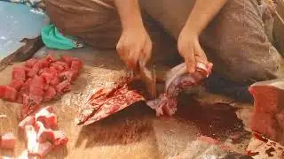 Expert Tuna Cutting at the Fish Market Precision & Skill in Action