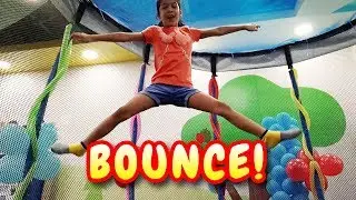 JUMPING & BOUNCING ON A TRAMPOLINE! 🎢🌟❇️ | Amazing Zia