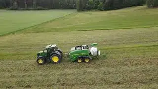 John Deere C441R baler in action