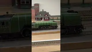 Hornby LNER Gresley P2 #2002 'Earl Marischal' With Steam Generator Heads East