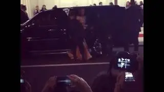 OMG:: Beyonce arriving at the MET GALA 2016 / Beyonc&eacute; chegando no #MetGala